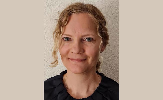 Eine der beiden Gemeindeschreiberinnen geht