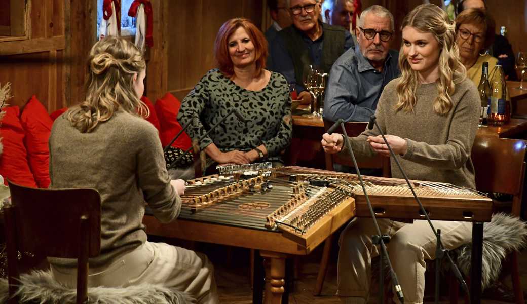 Alessia Heim und Hanna Keller (rechts) als «Kellerheims» ein eingespieltes Team bei den Aufnahmen für «Potzmusig».