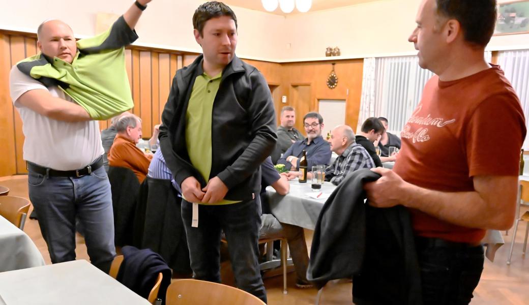 Heuer wird alles neu, auch das Vereinsoutfit: Schützenmeister Roger Zünd, Kassier René Heierli und Präsident Marco Räss (von links) bei der Anprobe der neuen Polo-Shirts- und Jacken.