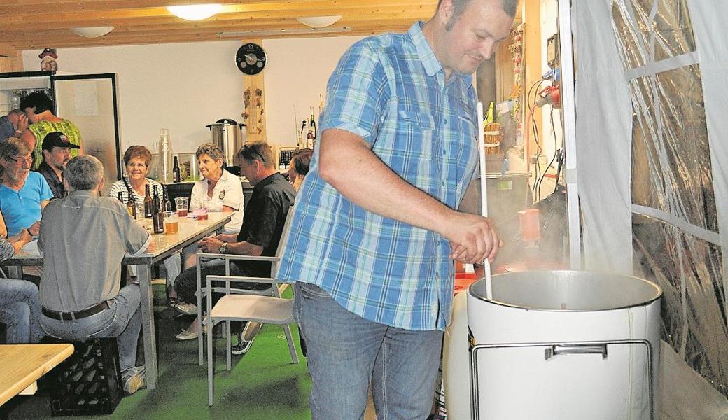 Seit drei Jahren hat das Winzerdorf wieder ein eigenes Bier: Hobbybraumeister Fritz Eugster zeigt, wie es gebraut wird. 
