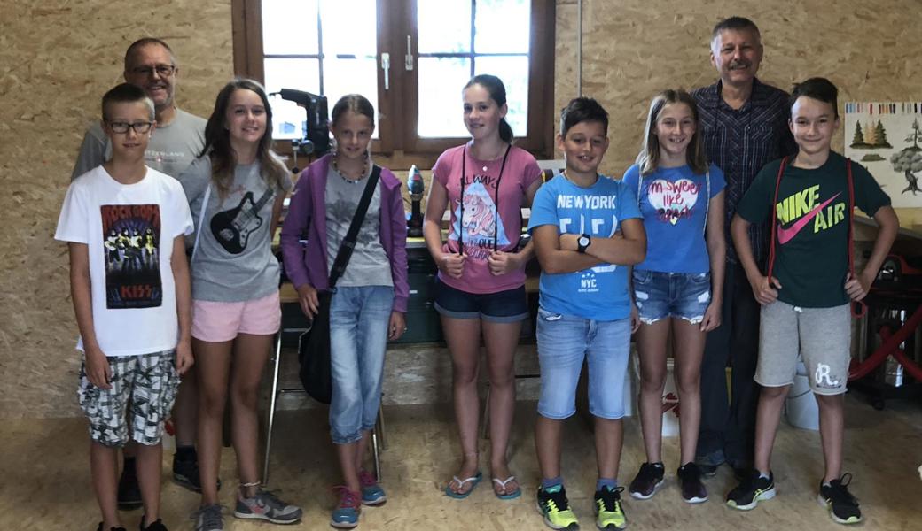 Daniel Kühnis (Zweiter von rechts) mit der ersten Kinder-Krippenbau-Gruppe Daniel Kühnis (Zweiter von rechts) mit der ersten Kinder-Krippenbau-Gruppe