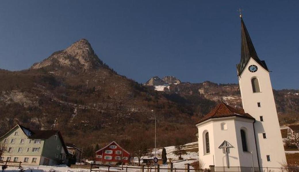 Tonlos zeigt die Kirchenuhr in Lienz zurzeit die Zeit an.
