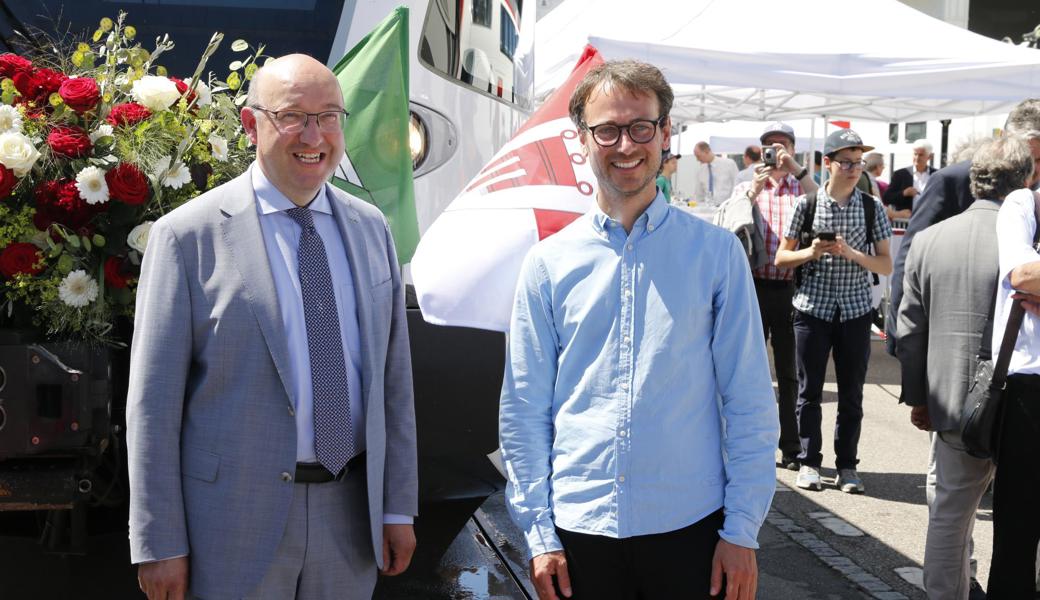 Der St. Galler Regierungsrat Beat Tinner (links) und der Vorarlberger Landesrat David Zadra bei der Zugtaufe einer Thurbo-Komposition auf den Namen "Vorarlberg".