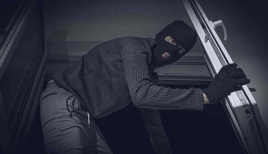 Der Angeklagte verschaffte sich bei seinen Einbrüchen mit Gewalt Zugang zu verschiedenen Firmenräumen. Meist schlug er dabei ein Fenster mit einem Stein ein.  Der Angeklagte verschaffte sich bei seinen Einbrüchen mit Gewalt Zugang zu verschiedenen Firmenräumen. Meist schlug er dabei ein Fenster mit einem Stein ein.
