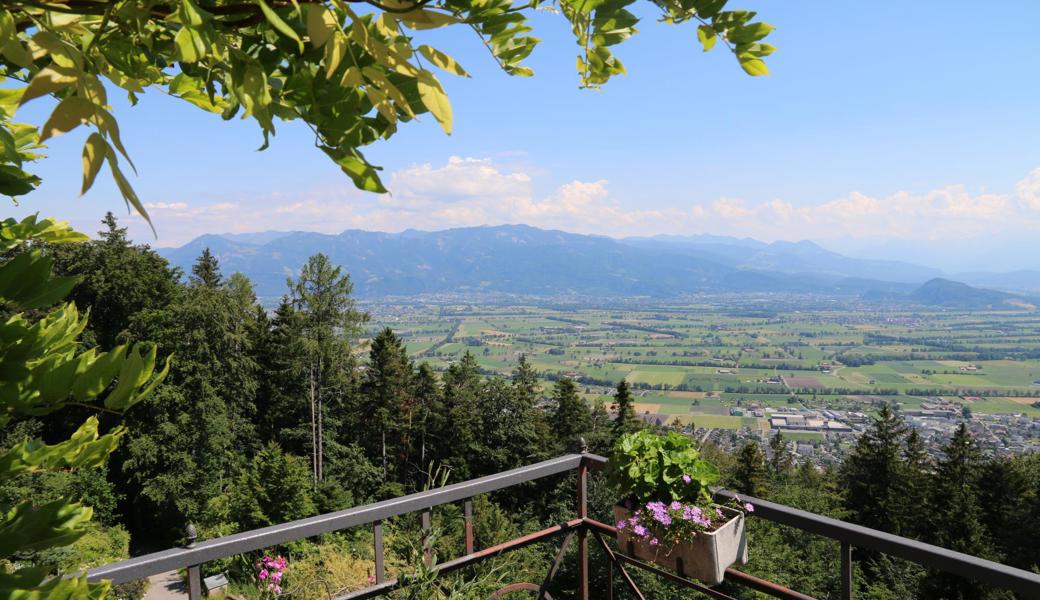 Vom Balkon im obersten Stock lässt sich das Rheintal überblicken.