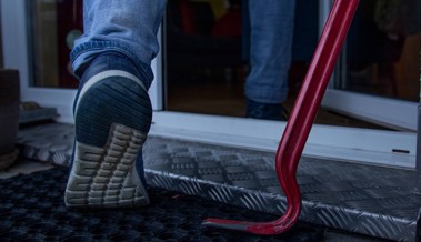 Täter brechen in zwei Schulhäuser in Au ein