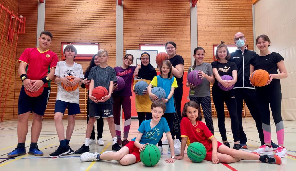 Die Gruppe für Schüler der Mittelstufe umfasst bereits rund 15 Mitglieder, die momentan fleissig Korbleger- und Passübungen trainieren.