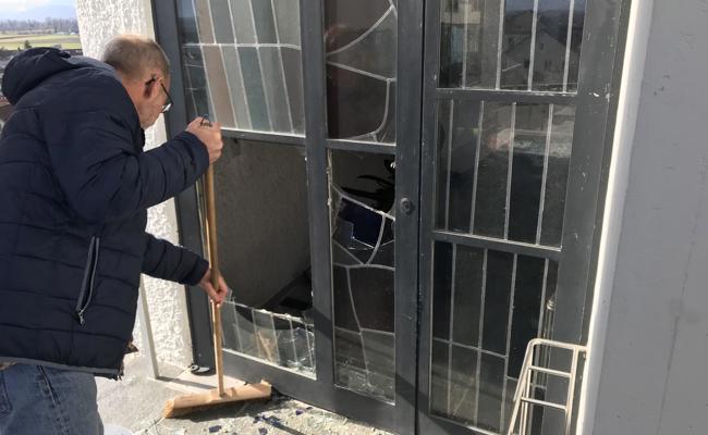 Durchs Fenster zum Opferstock