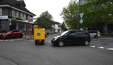 Auto und dreirädriges Kleinmotorrad stiessen im Kreisel zusammen