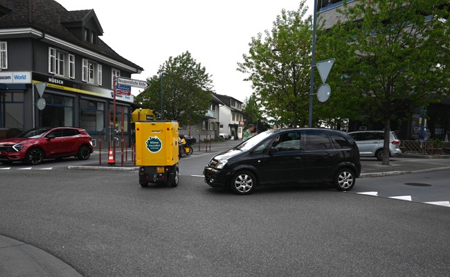 Auto und dreirädriges Kleinmotorrad stiessen im Kreisel zusammen