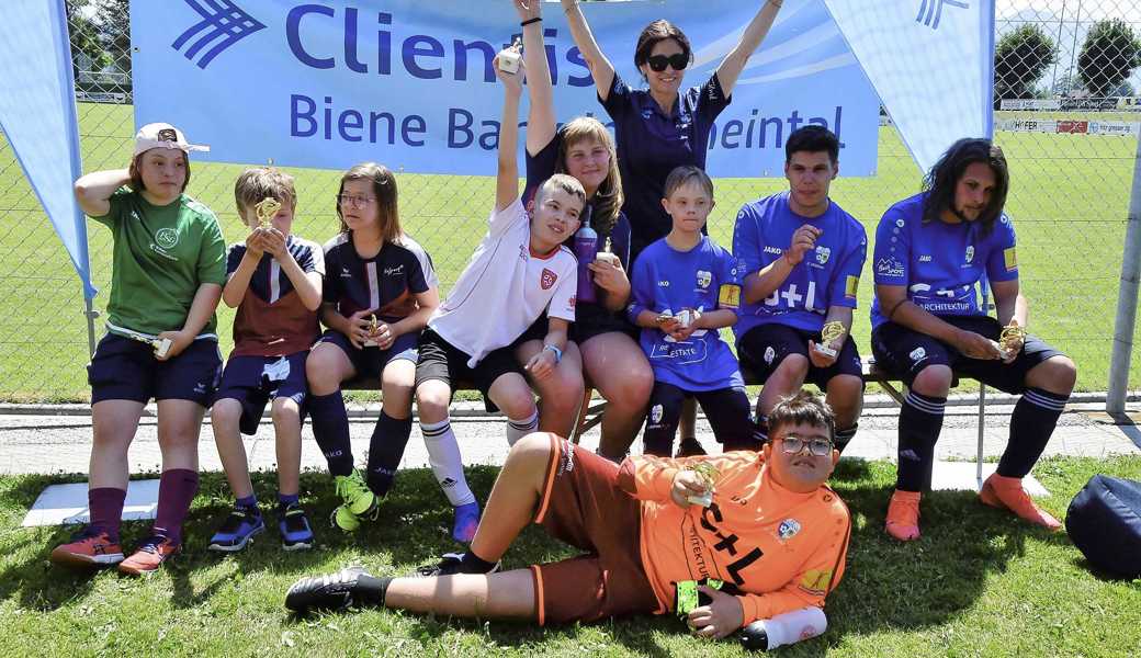 Die «Supa Strikers» von der HPS Heerbrugg freuen sich mit ihrer Betreuerin Imma Navarro über die gewonnenen «Fussball-Oscars». 