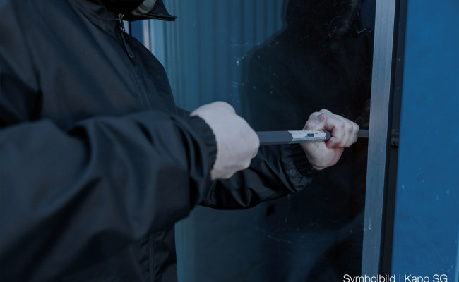 Auf Hochprozentiges abgesehen: Einbrecher haben Alkohol aus einer Bar gestohlen