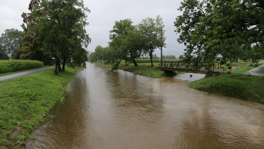 Der starke Regen setzt Felder unter Wasser und lässt Flüsse anschwellen Der starke Regen setzt Felder unter Wasser und lässt Flüsse anschwellen