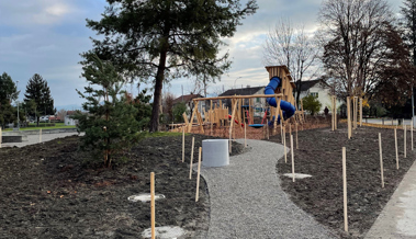 Kinder können wieder auf dem Spielplatz beim Schulhaus spielen