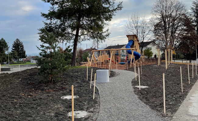 Kinder können wieder auf dem Spielplatz beim Schulhaus spielen