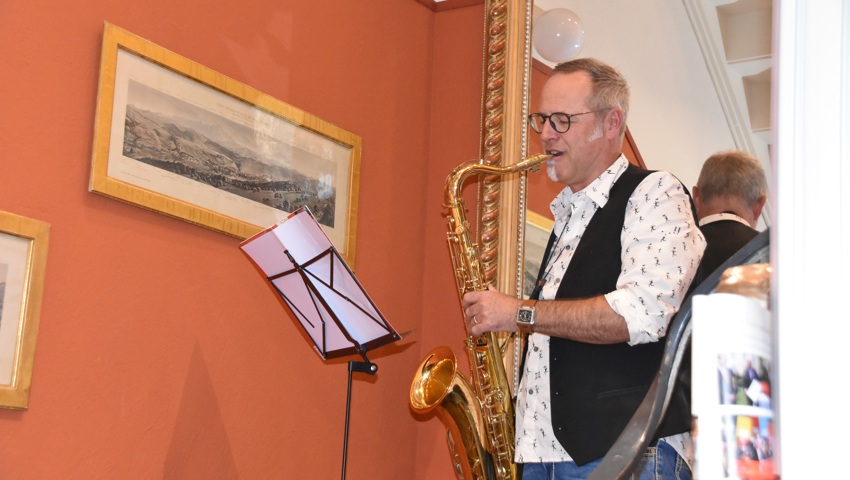 Rolf Lichtenstern spielte auf dem Saxofon die passenden nachdenklichen Töne zur Vernissage. Rolf Lichtenstern spielte auf dem Saxofon die passenden nachdenklichen Töne zur Vernissage.