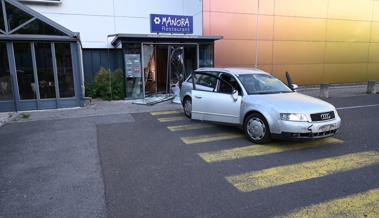 Unbekannte verwenden Auto als Rammbock für Einbruch in Einkaufszentrum