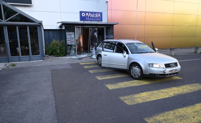 Unbekannte verwenden Auto als Rammbock für Einbruch in Einkaufszentrum