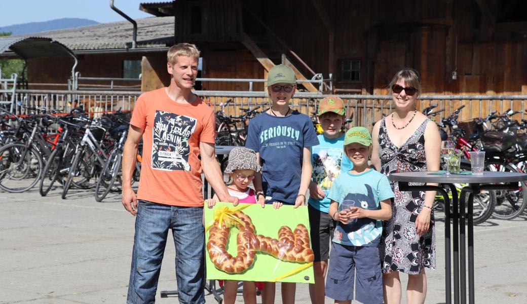 Der Familie Willi, den neuen Pächtern, wurde zur feierlichen Übergabe des Hofs ein Zopfschlüssel überreicht.