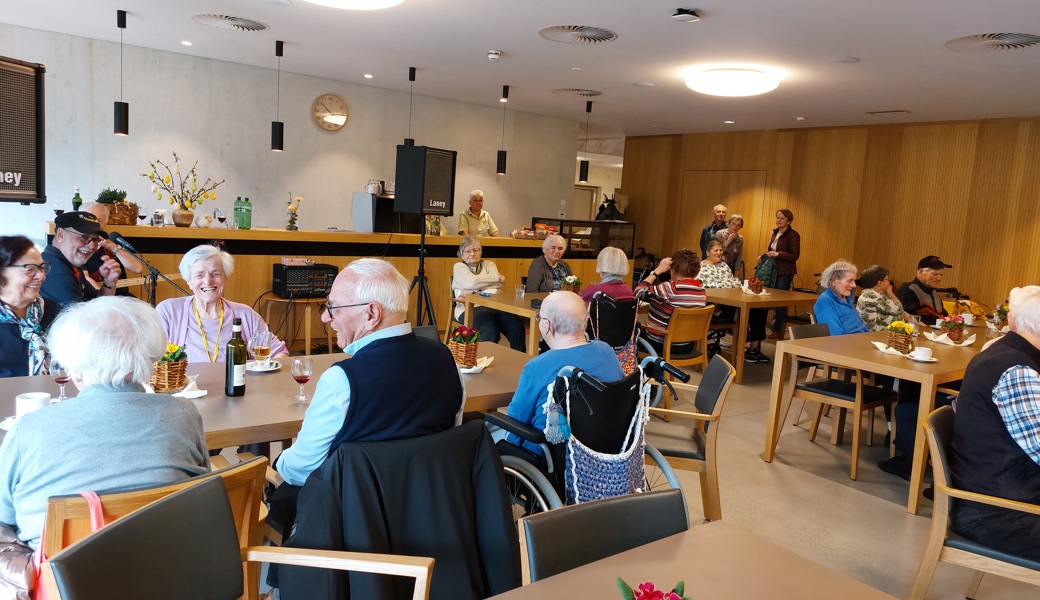 Vergnügliche Unterhaltung herrschte in der österlich geschmückten Cafeteria