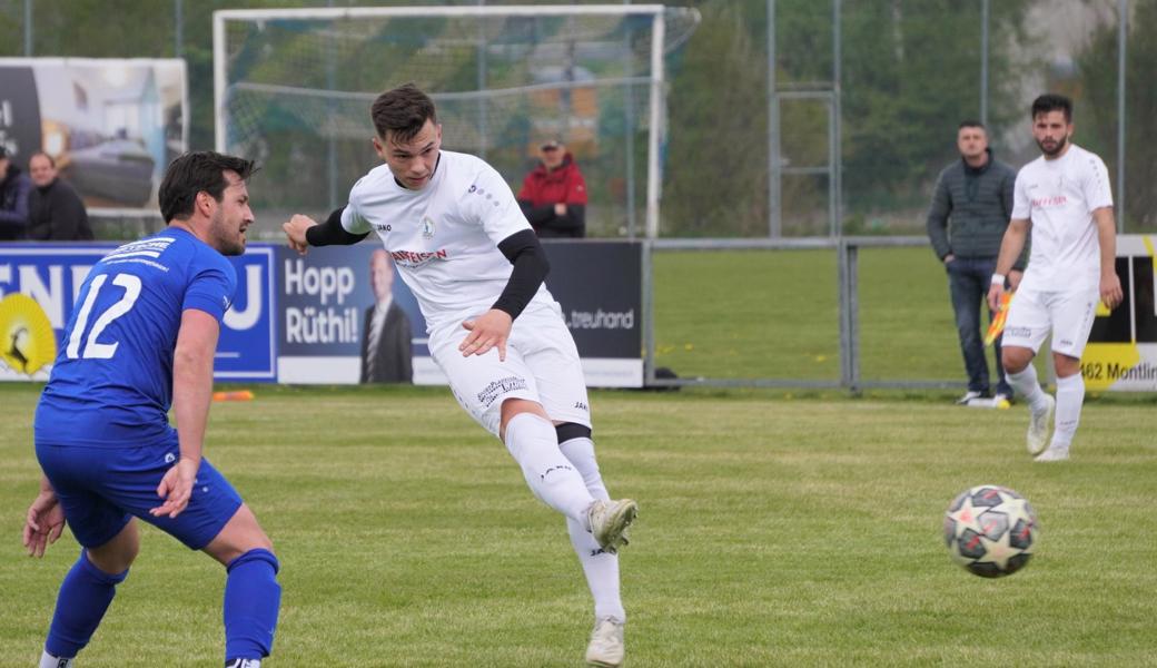 Staads Dario Mihajlovic (in Weiss) ist schneller am Ball als Rüthis Joël Koller.