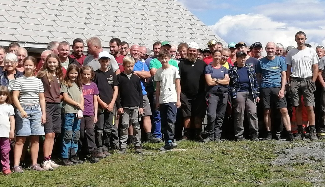 Gemeinsam packten sie an: Die engagierte Helferschar des Gmoawearchs der Ortsgemeinde Holzrhode Kobelwald
