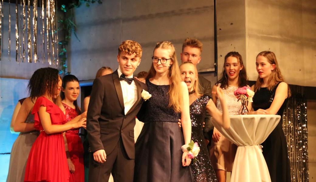 Noch ist die Welt von Carrie (Larissa Wiederkehr) und Tommy (Andrea Pezzoni) in Ordnung. 