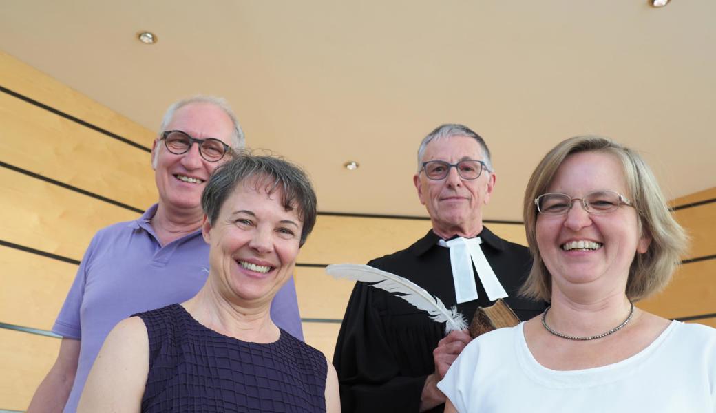 Die Mitwirkenden (von links): Regisseur Gerhard Zuggal, Sara Hanselmann (Technik/Requisiten), Rolf Hanselmann als Martin Luther und Organistin Ulrike Turwitt.