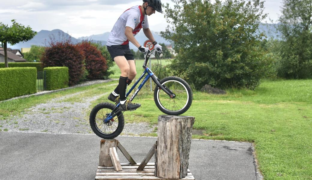 Meist trainiert Nando Sieber zu Hause, wo er verschiedene Hindernisse hat und Techniken perfektionieren kann. Rund acht bis zehn Stunden pro Woche verbringt er auf dem Trial-Bike.