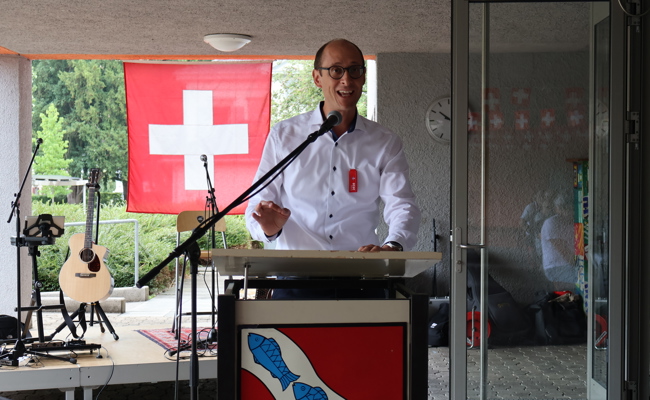 Durch den Rhein verbunden: Martin Candinas feiert die Schweiz in Rheineck