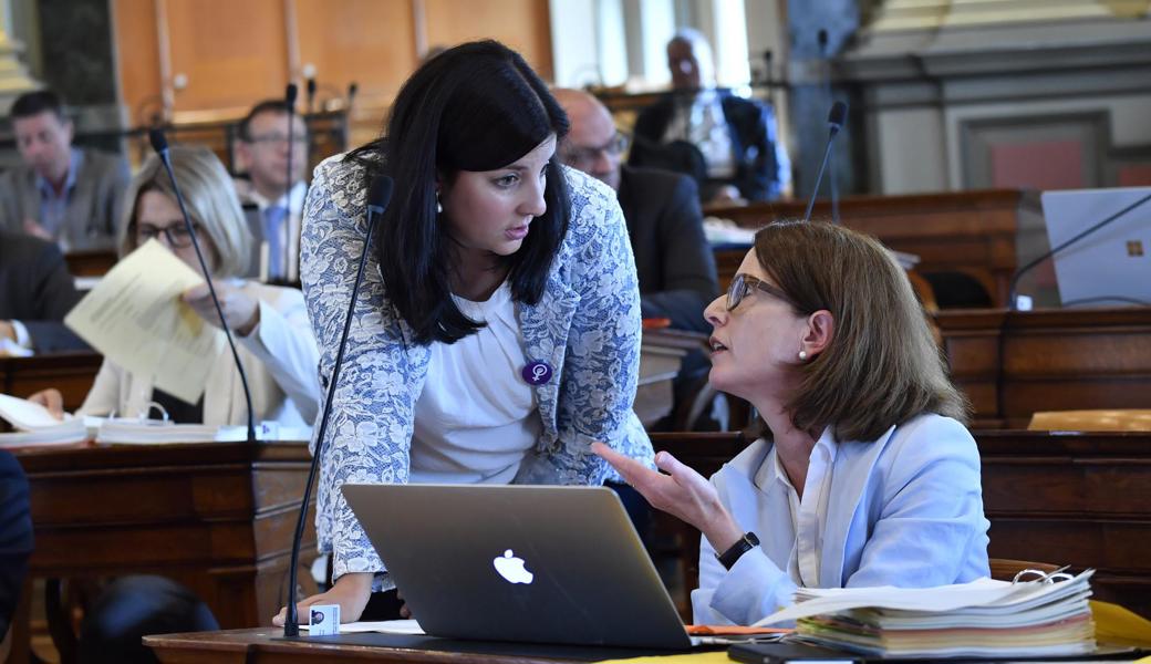 Laura Bucher, hier mit Susanne Vincenz-Stauffacher. Bucher (SP), Vincenz-Stauffacher (FDP) sowie Yvonne Suter (CVP) haben das Postulat gemeinsam eingereicht.