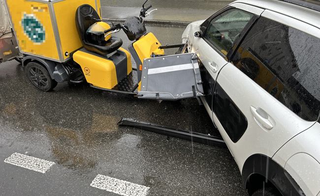 Dreirad-Roller übersehen: Roller-Fahrerin verletzt