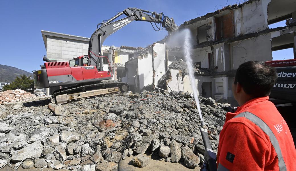 Der Biene-Bank-Hauptsitz wird abgebrochen. Gewässert wird gegen die Staubentwicklung.