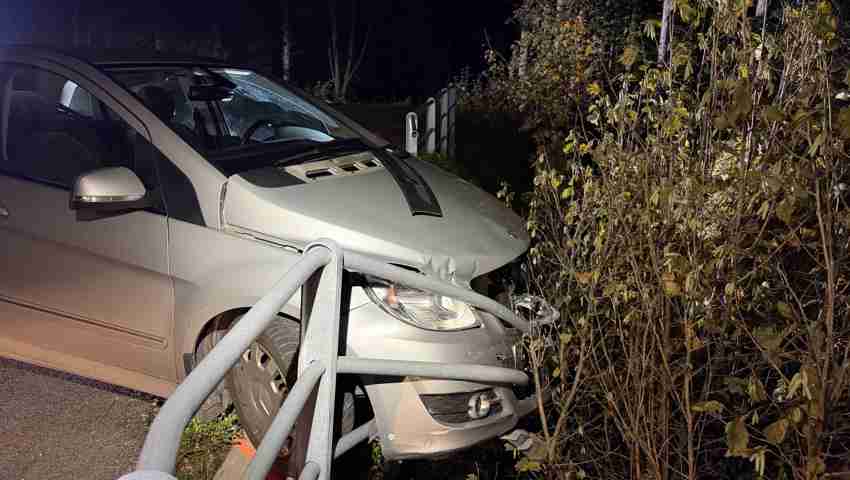 Totalschaden: Auto landet in Röhrenzaun, junge Fahrerin verletzt sich leicht