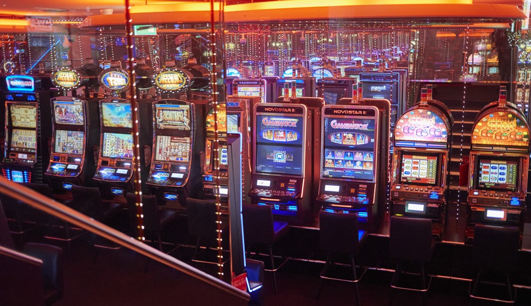 Ein maskierter Mann mit Waffe überfällt das Casino in Bregenz