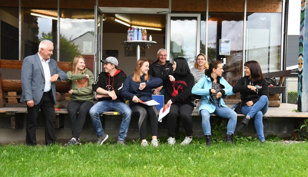 Sie gratulieren sich gegenseitig zum Erfolg der Einkaufshilfe während der Coronakrise (von links): Gemeindepräsident Roland Wälter, Mira Scheiwiller, Philipp Schedler, Riccarda Bree, Reinhard Götsch (Jugendnetzwerk SDM), Indrina Jäger, Julie Siegrist (Jugendnetzwerk SDM), Michaela Roncevic-Friedl und Manuela Martin.
