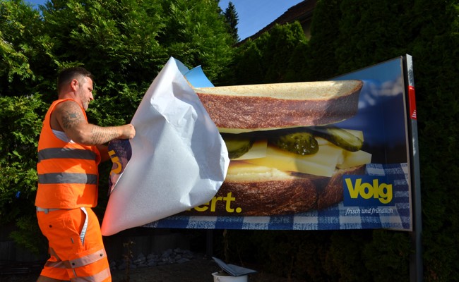 Plakate, Wind, Wetter und Begegnungen: Unterwegs mit einem Afficheur im Rheintal