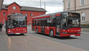 Eisklötze auf Stadtbus geworfen