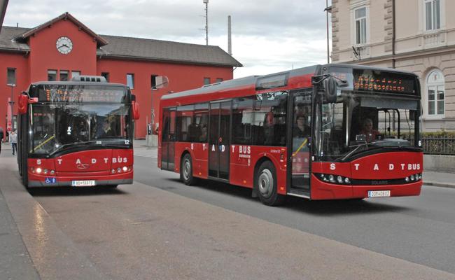 Eisklötze auf Stadtbus geworfen