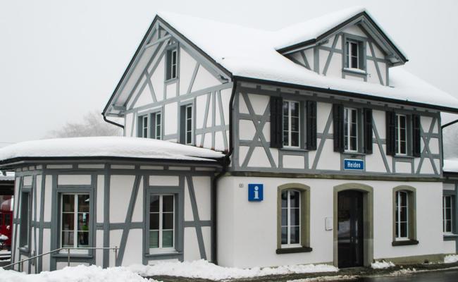 Alter Bahnhof mit neuer Fassade
