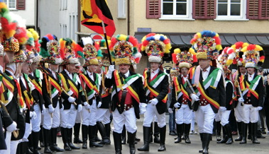Röllelibutzen weihen ihre neue Fahne am «Botza-Obet» ein
