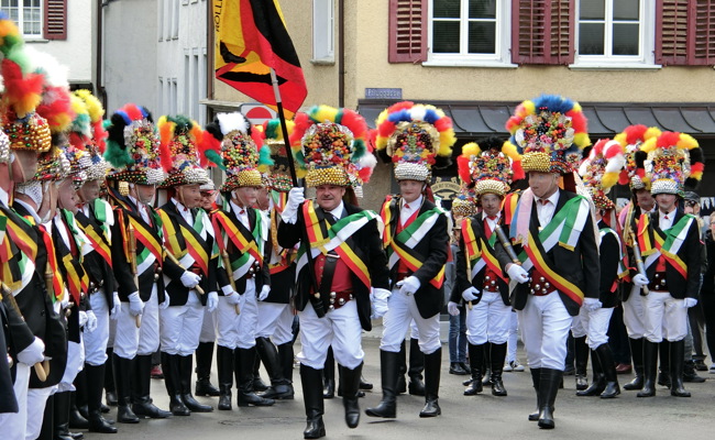 Röllelibutzen weihen ihre neue Fahne am «Botza-Obet» ein
