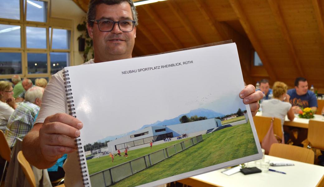 Aldo Frei, Präsident des Sportplatzkonsortiums, stellte Vereinsvertretern das Siegerprojekt für den Neubau des Clubhauses beim Sportplatz Rheinblick in Rüthi vor.