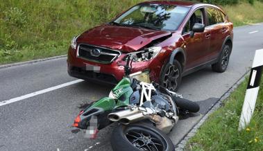 Auto fährt in Motorradfahrer