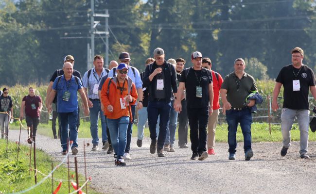 Mit Rucksack und Bierglas: 488 Teilnehmende feiern Premiere der Bierwanderung