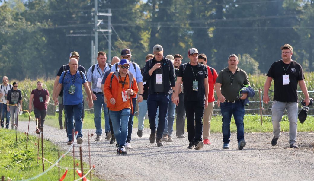 Mit Rucksack und Bierglas: 488 Teilnehmende feiern Premiere der Bierwanderung