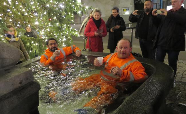 Bädele unterm Stadt-Christbaum