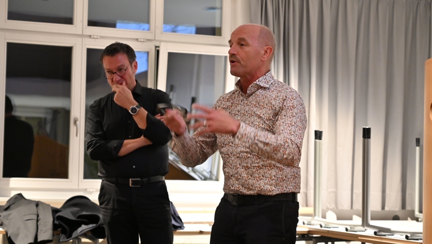 Es liege im Interesse Rebsteins, dass die Villa Tanner möglichst bald wieder genutzt werden könne, meinte Gemeindepräsident Andreas Eggenberger. Links Architekt Carlos Martinez. Es liege im Interesse Rebsteins, dass die Villa Tanner möglichst bald wieder genutzt werden könne, meinte Gemeindepräsident Andreas Eggenberger. Links Architekt Carlos Martinez.