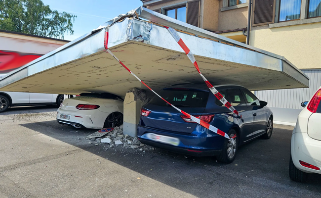 Haarscharf an einer Katastrophe vorbei: Lastwagen bringt Tankstellenüberdachung zum Einsturz
