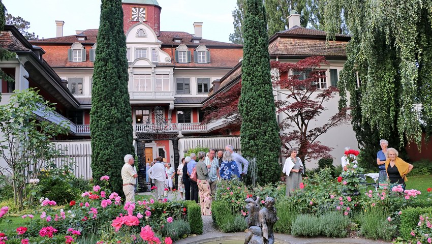 In der Pause genossen die Gäste den Garten im Löwenhof. In der Pause genossen die Gäste den Garten im Löwenhof.